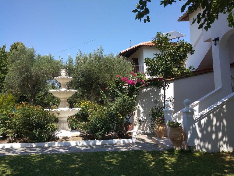 Villa Eleni – Fully equipped apartments for rent in Polychrono ...